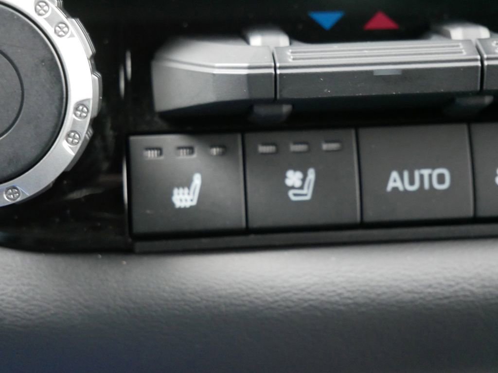 Used 2025 Toyota Sequoia Platinum AWD/4WD image 24