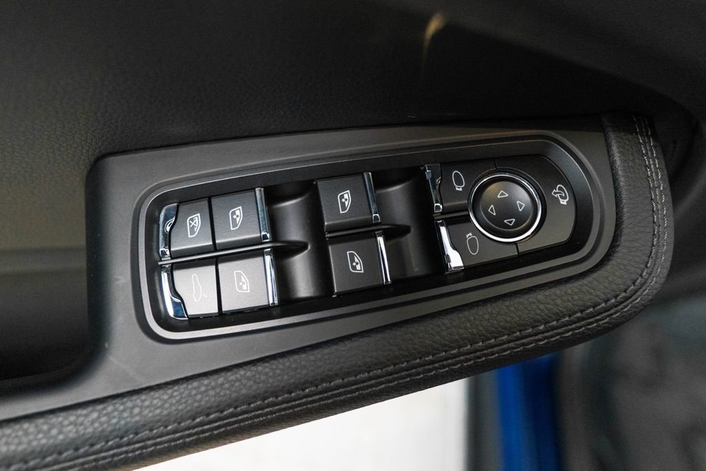 Certified 2026 Porsche Macan AWD/4WD image 18