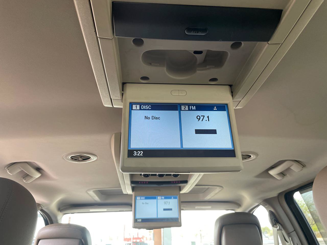 Used 2012 Volkswagen Routan SEL FWD image 23