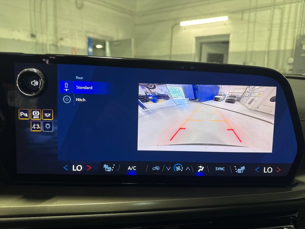 New 2027 Chevrolet Traverse LT w/ Sun and Wheel Package AWD/4WD image 17