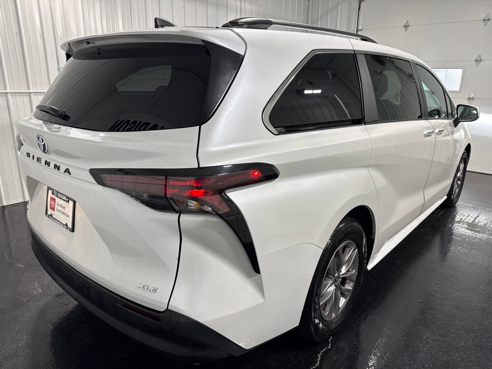 Used 2025 Toyota Sienna XLE FWD image 4