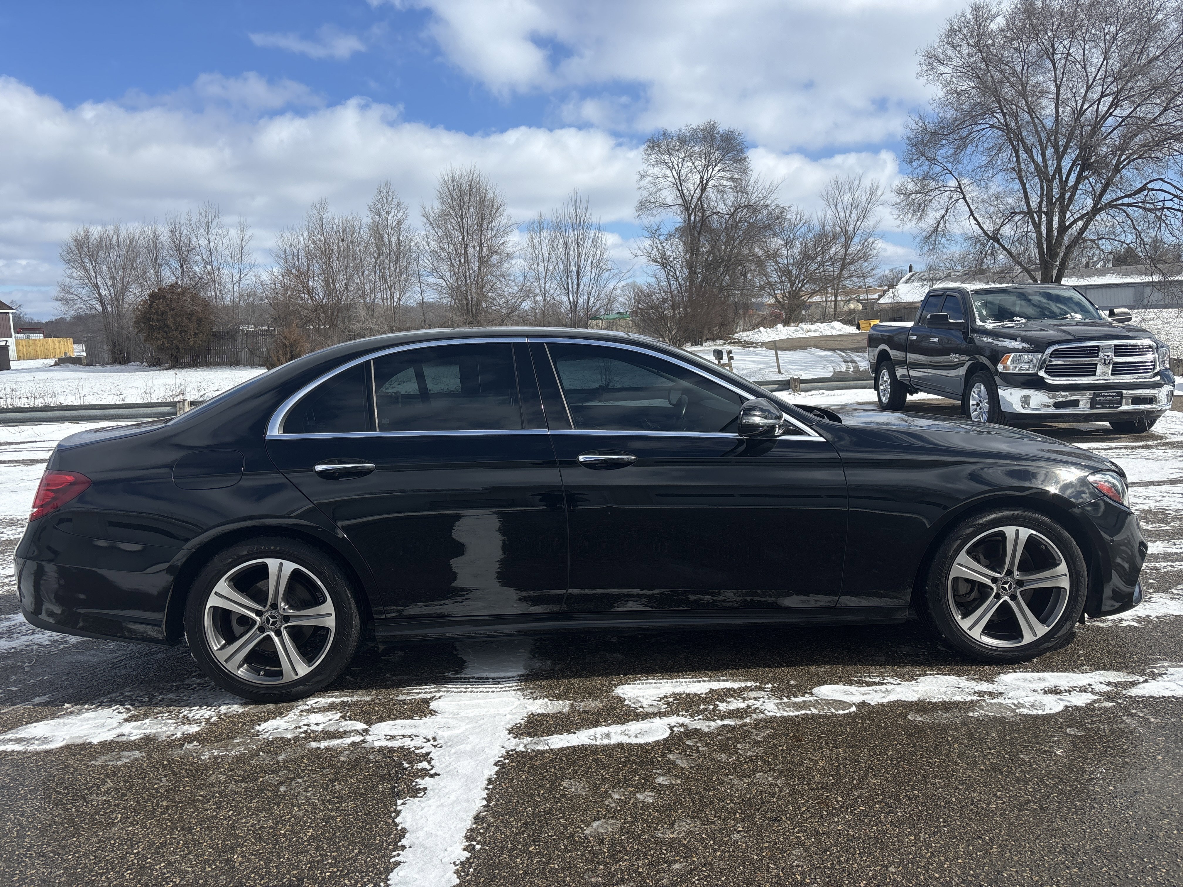 Used 2018 Mercedes-Benz E 300 4MATIC image 2