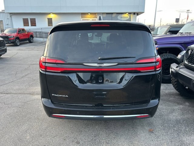 Used 2024 Chrysler Pacifica Touring-L image 3