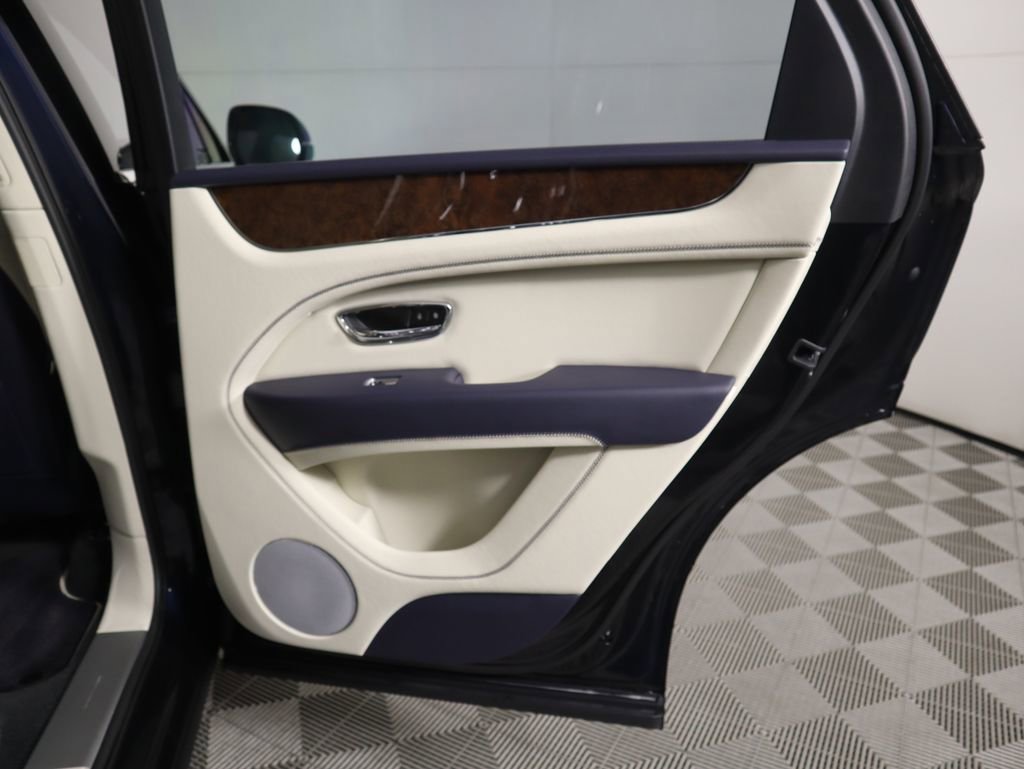 Used 2025 Bentley Bentayga image 28