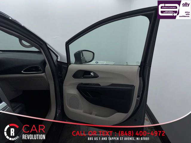 Used 2021 Chrysler Pacifica Touring-L image 39