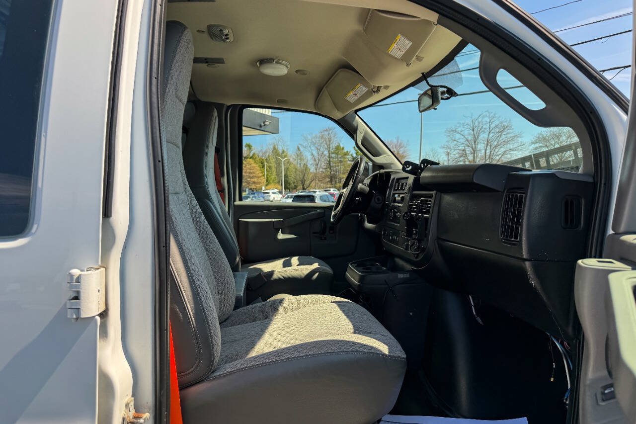 Used 2019 Chevrolet Express 2500 w/ Driver Convenience Package RWD image 10