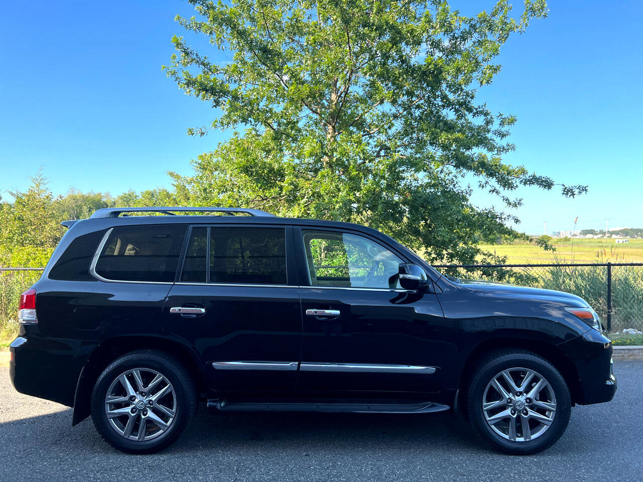 Used 2013 Lexus LX 570 4WD w/ Luxury Pkg image 9