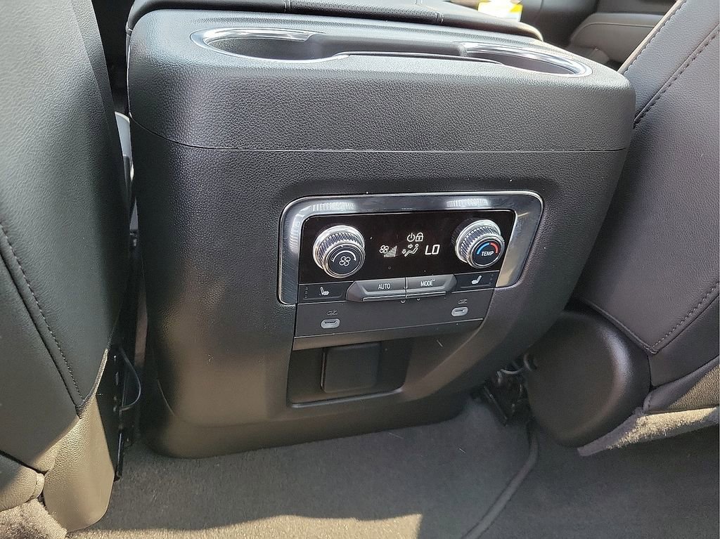Used 2024 GMC Yukon XL SLT w/ SLT Premium Package image 18