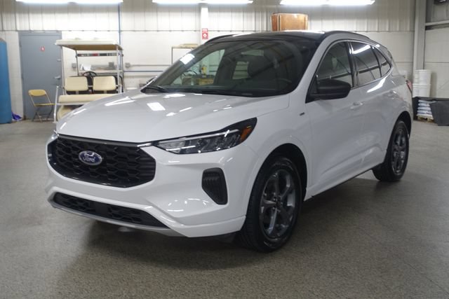 Used 2023 Ford Escape ST-Line w/ Tech Pack #1 AWD/4WD image 3