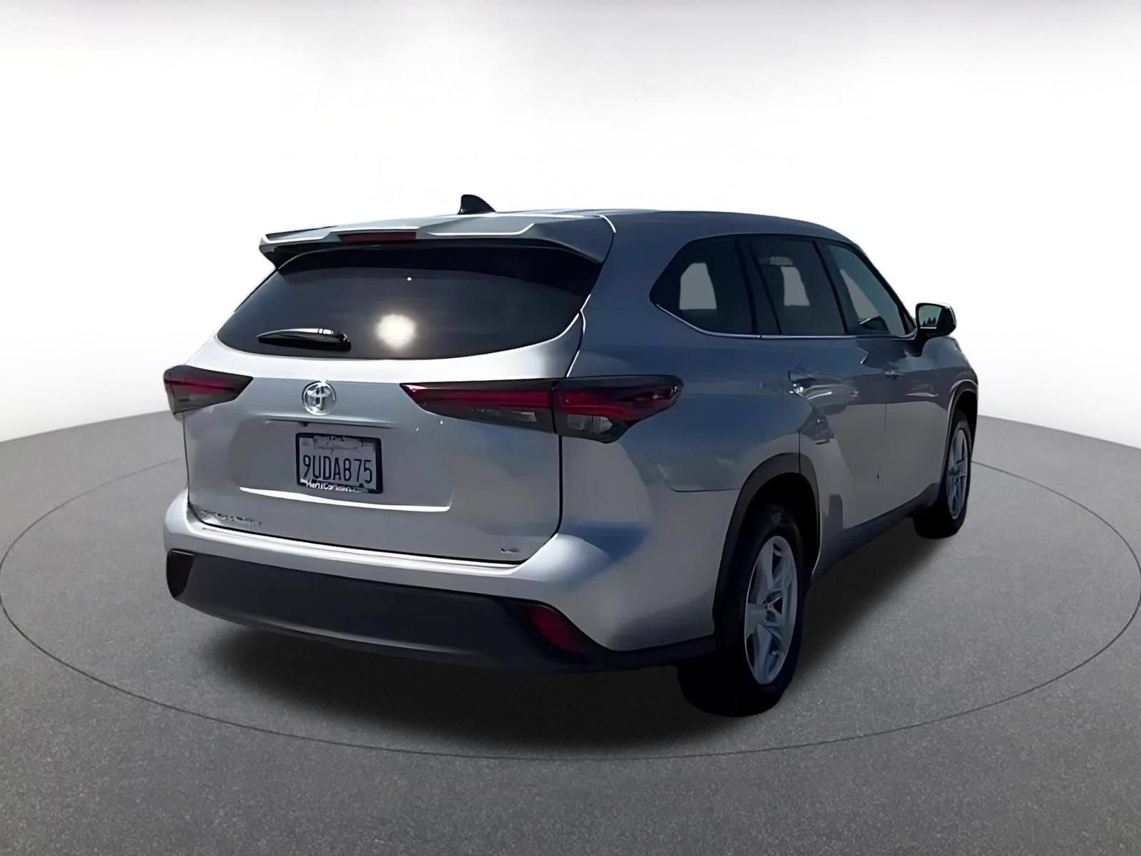 Used 2025 Toyota Highlander LE FWD image 15