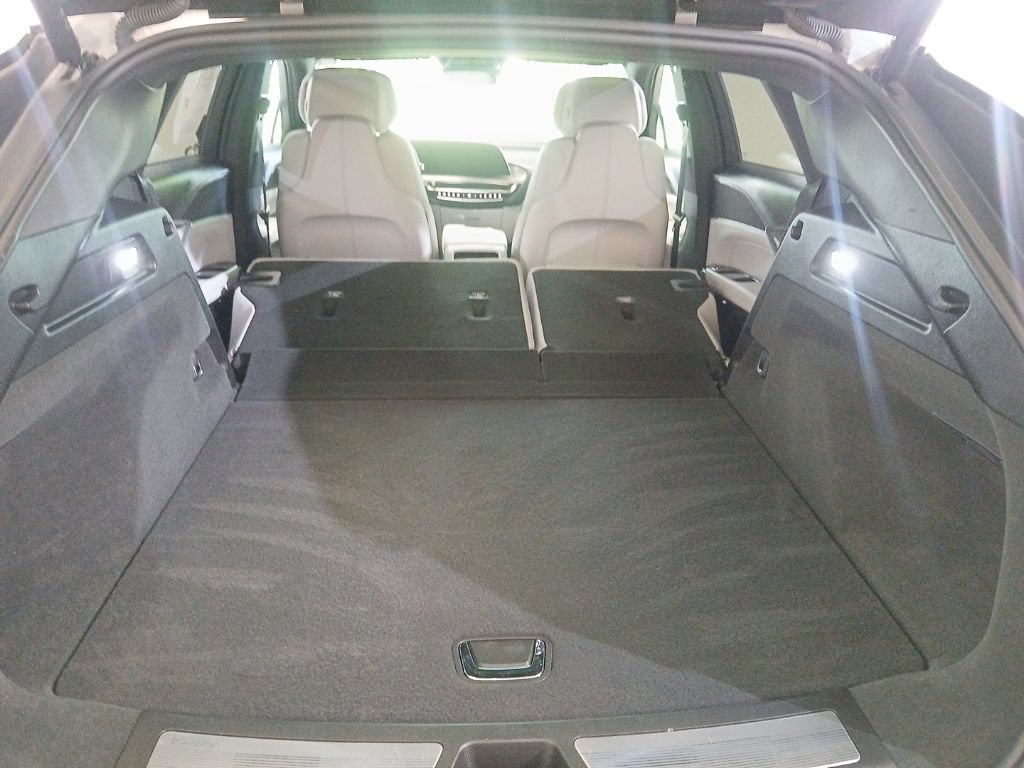 Used 2024 Cadillac Lyriq Luxury AWD/4WD image 10