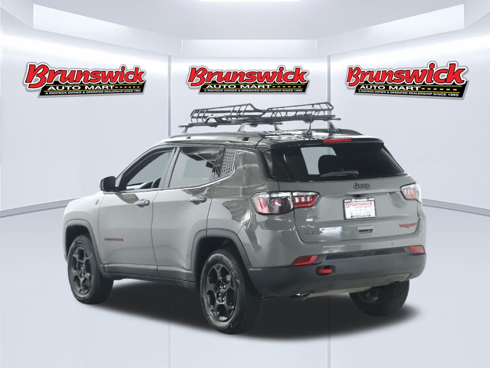 Used 2023 Jeep Compass Trailhawk w/ Trailhawk Convenience Group AWD/4WD image 39