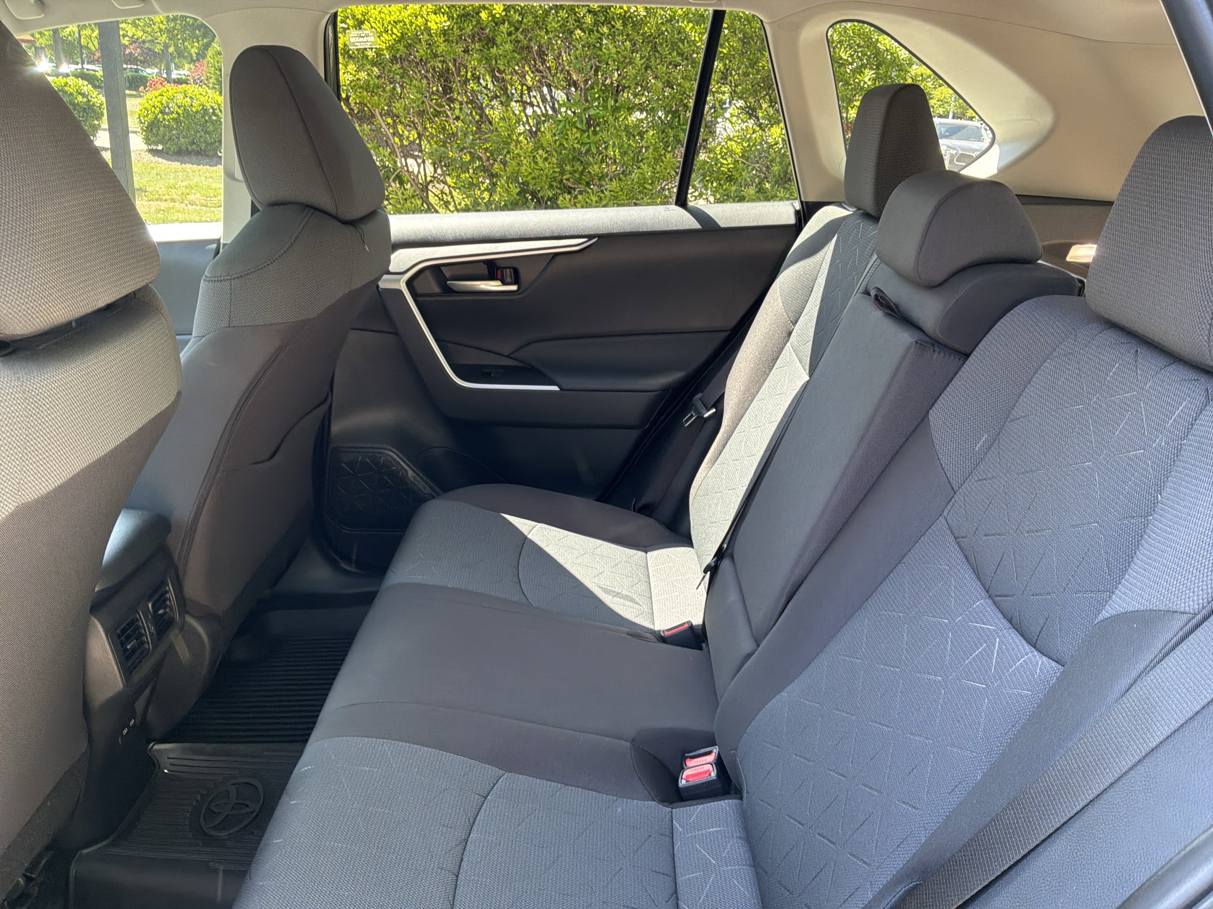 Used 2025 Toyota RAV4 XLE w/ Convenience Package FWD image 31