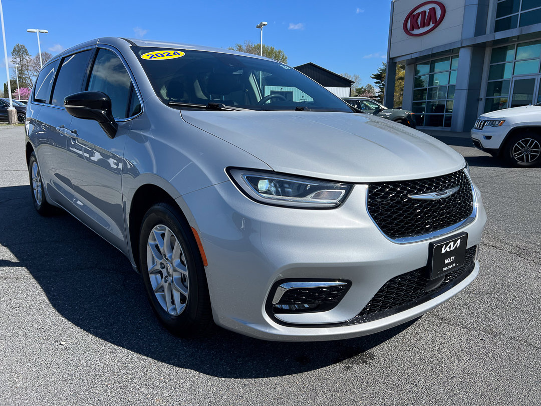 Used 2024 Chrysler Pacifica Touring-L image 15