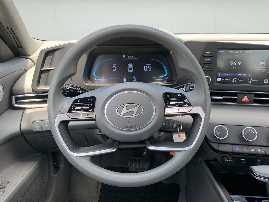 Certified 2026 Hyundai Elantra SE FWD image 21