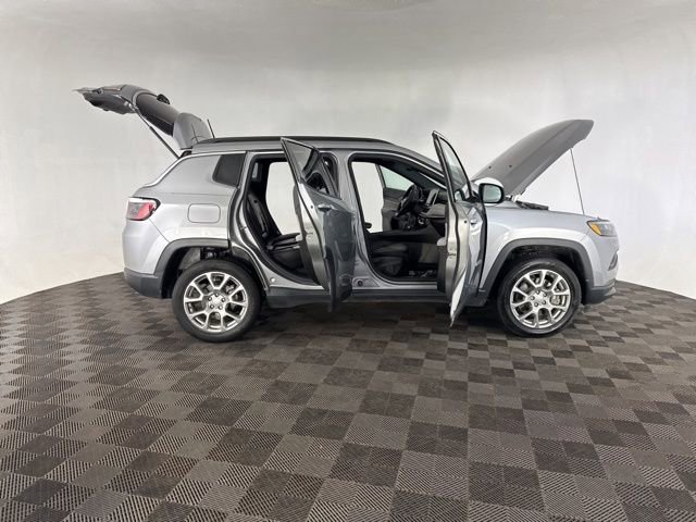 Used 2023 Jeep Compass Latitude image 14