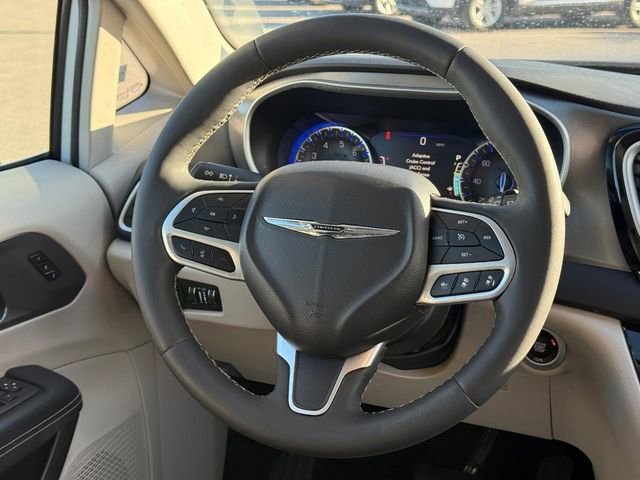 Used 2024 Chrysler Pacifica Touring-L image 15