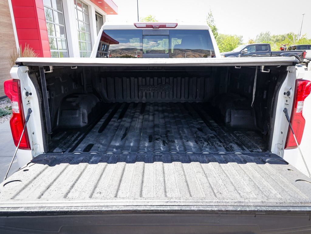 Used 2020 Chevrolet Silverado 1500 High Country w/ Technology Package AWD/4WD image 5
