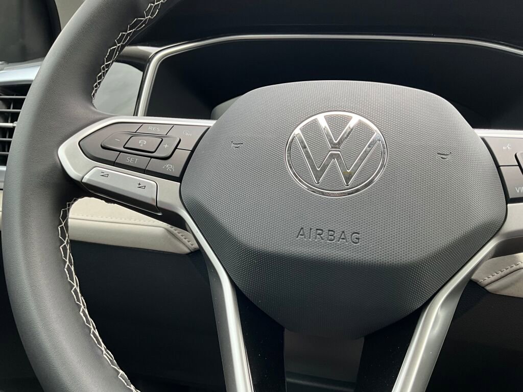 New 2025 Volkswagen Taos SE image 21