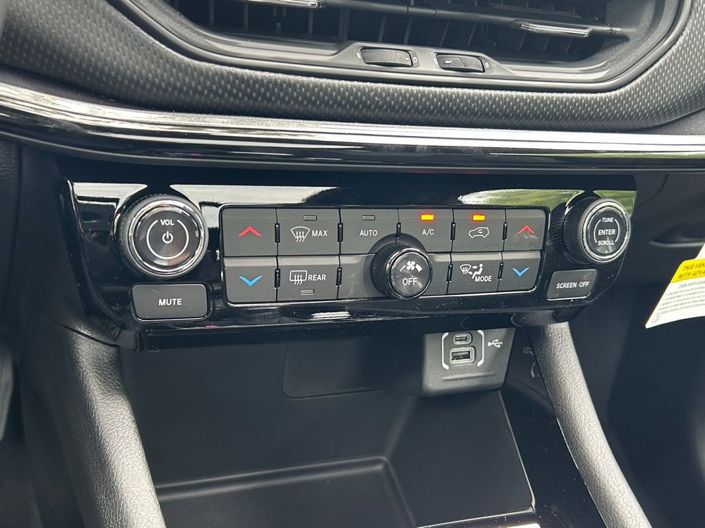 New 2025 Jeep Compass Latitude w/ Sun & Sound Group AWD/4WD image 49
