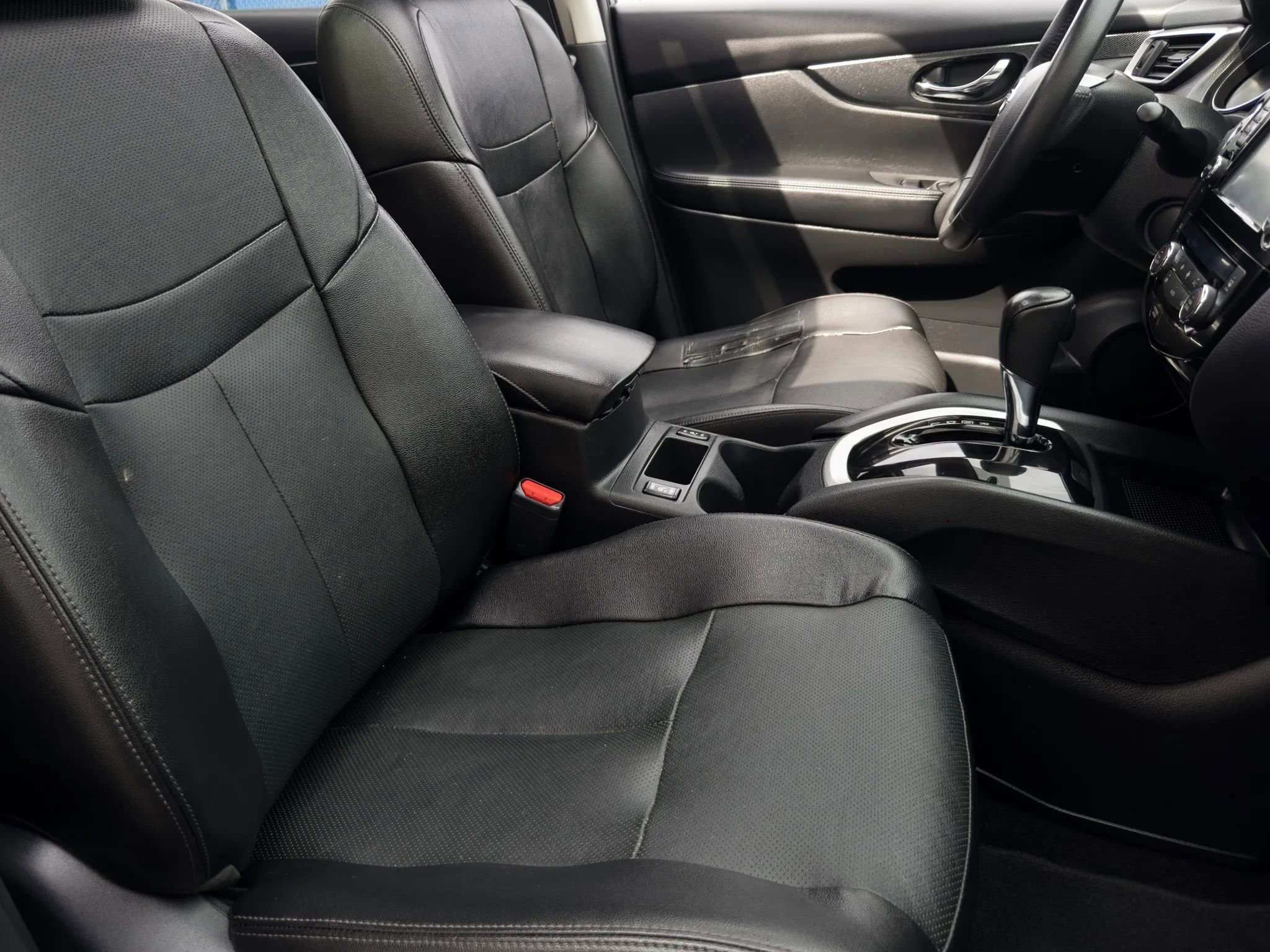 Used 2016 Nissan Rogue SV image 16