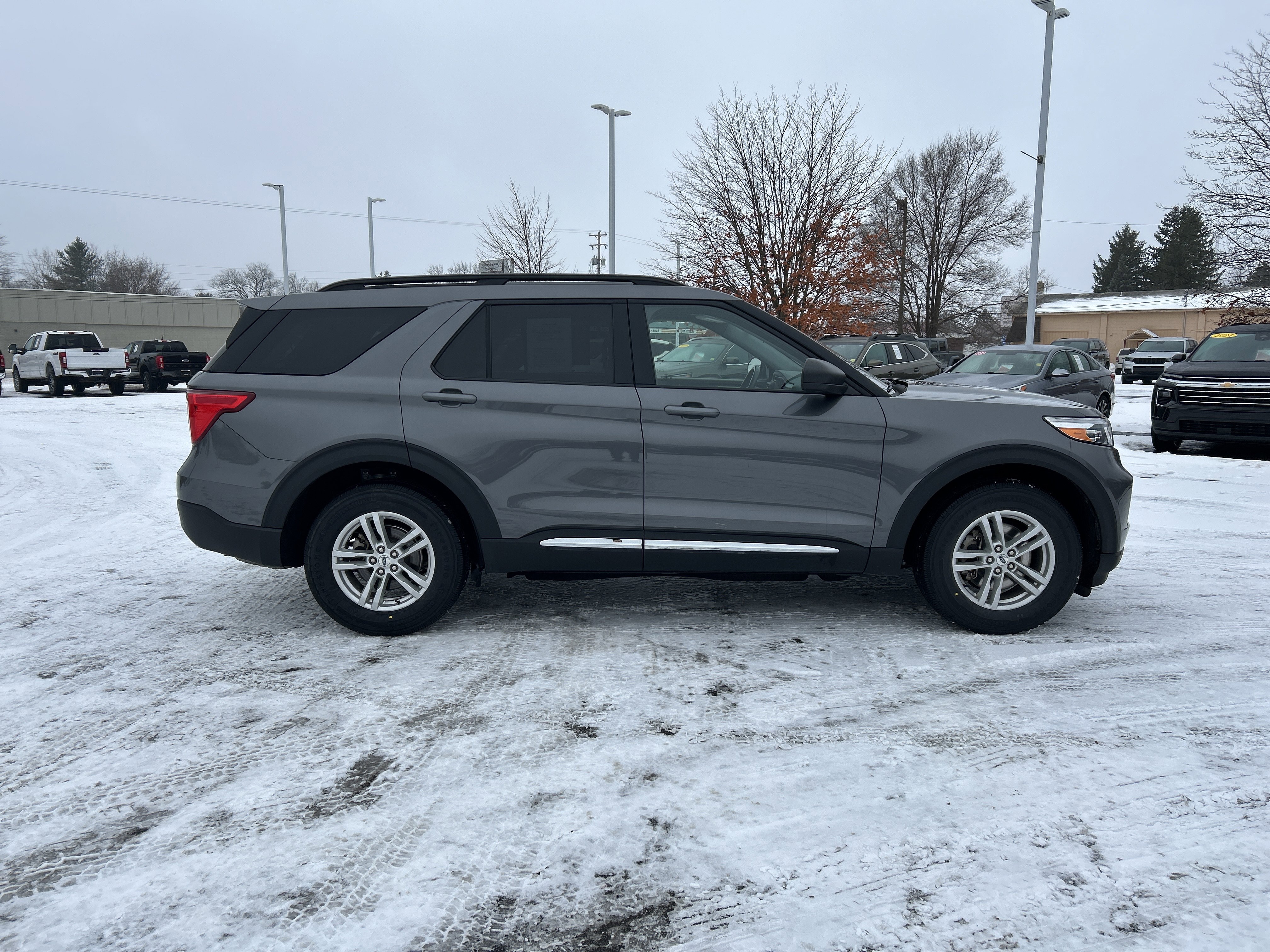 Certified 2022 Ford Explorer XLT w/ Equipment Group 202A image 3