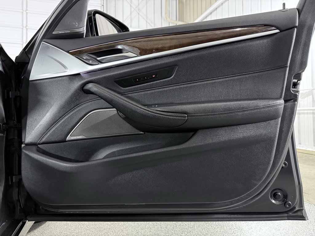 Used 2017 BMW 540i xDrive image 29