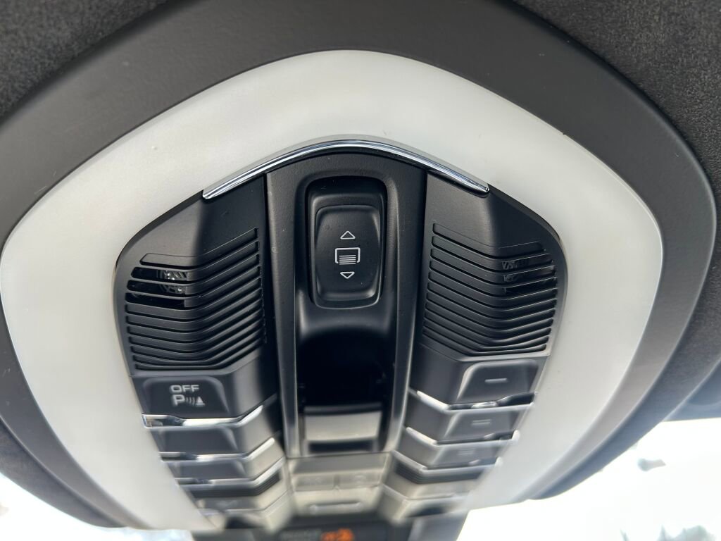 Used 2015 Porsche Macan Turbo image 23