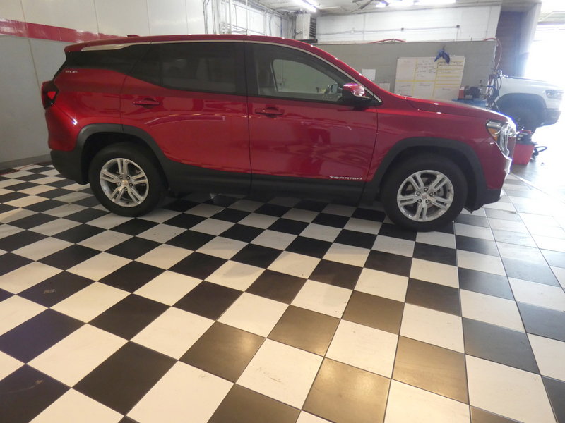 Used 2024 GMC Terrain SLE image 4