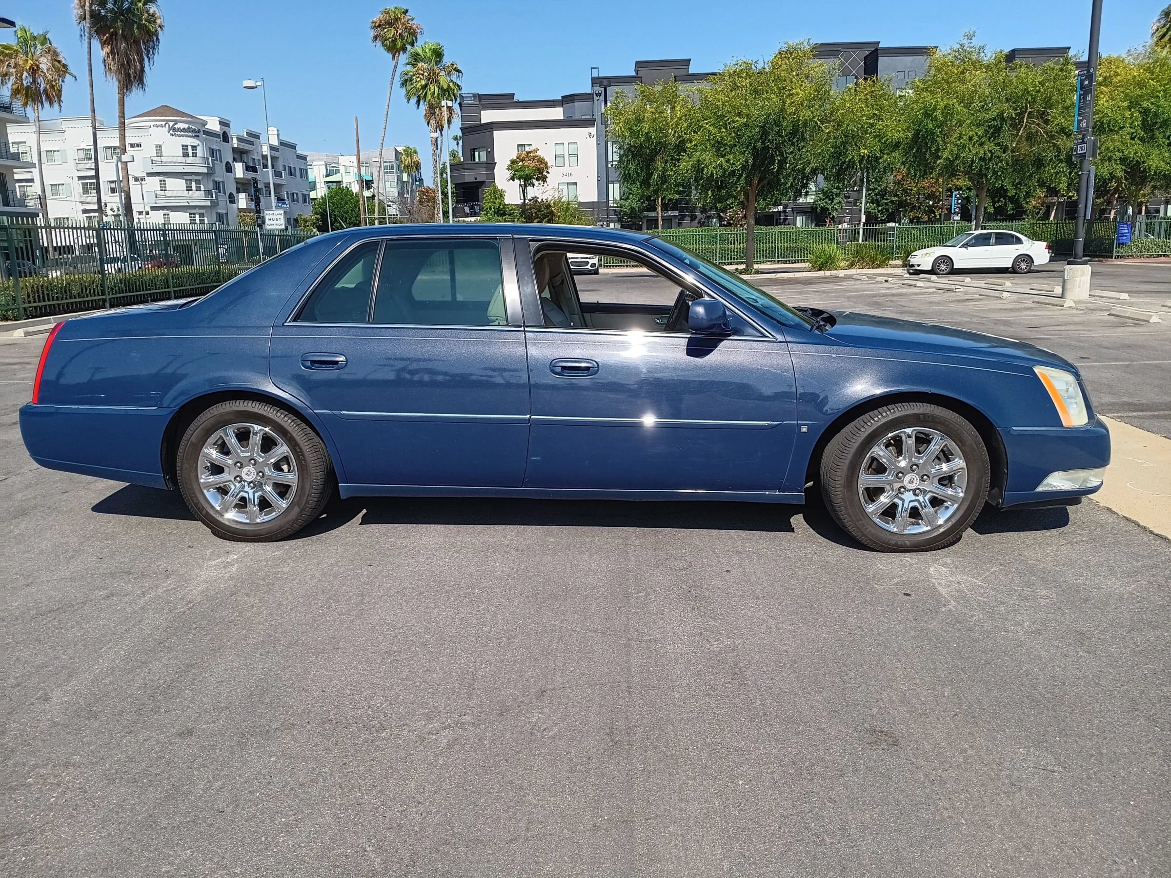 Used 2008 Cadillac DTS FWD image 4