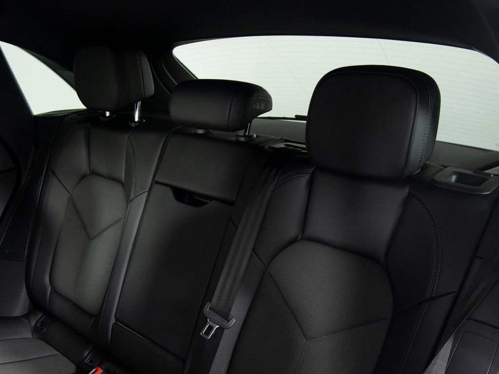 Certified 2025 Porsche Macan image 35