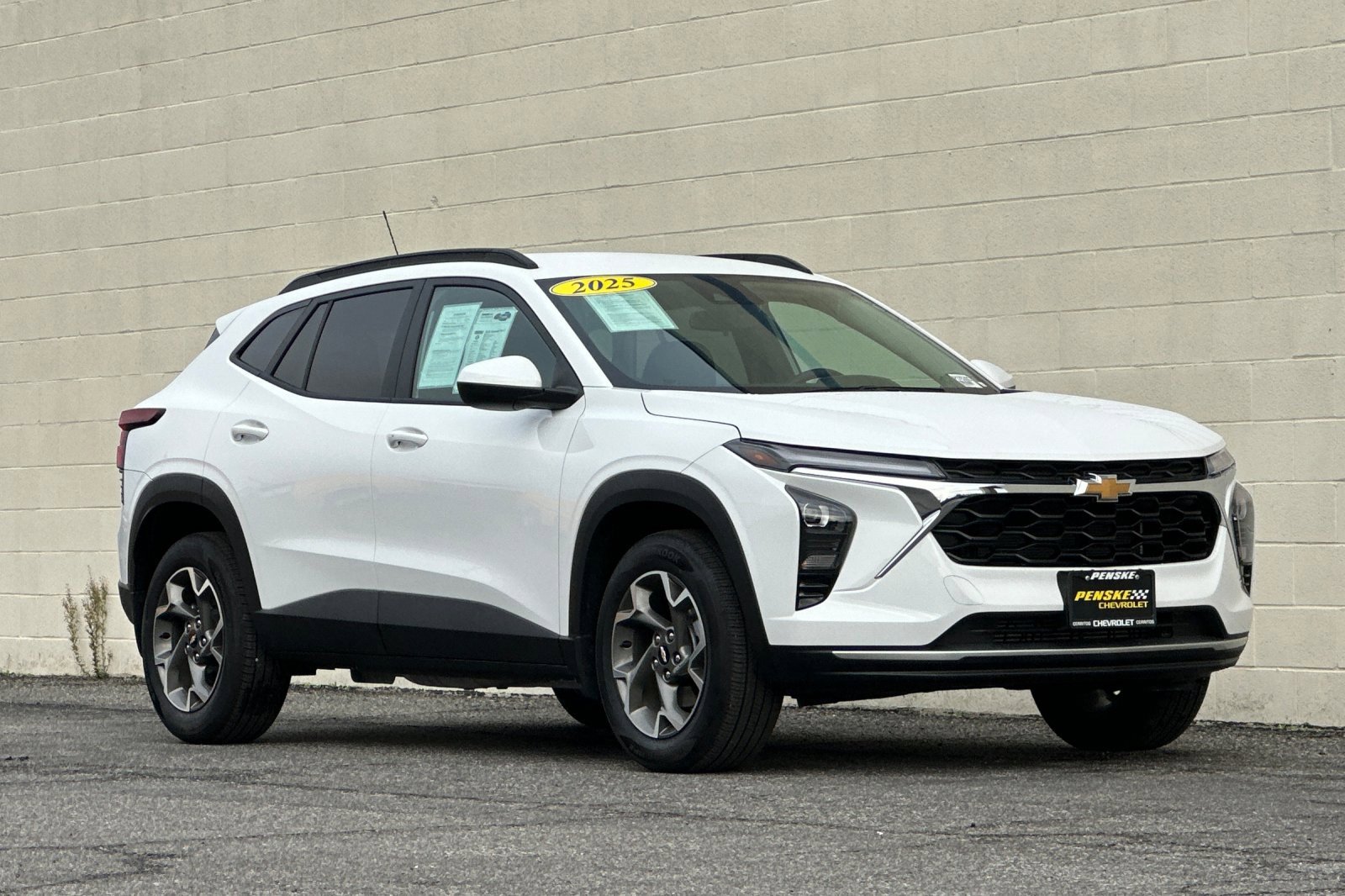 Used 2025 Chevrolet Trax LT w/ Driver Confidence Package image 2