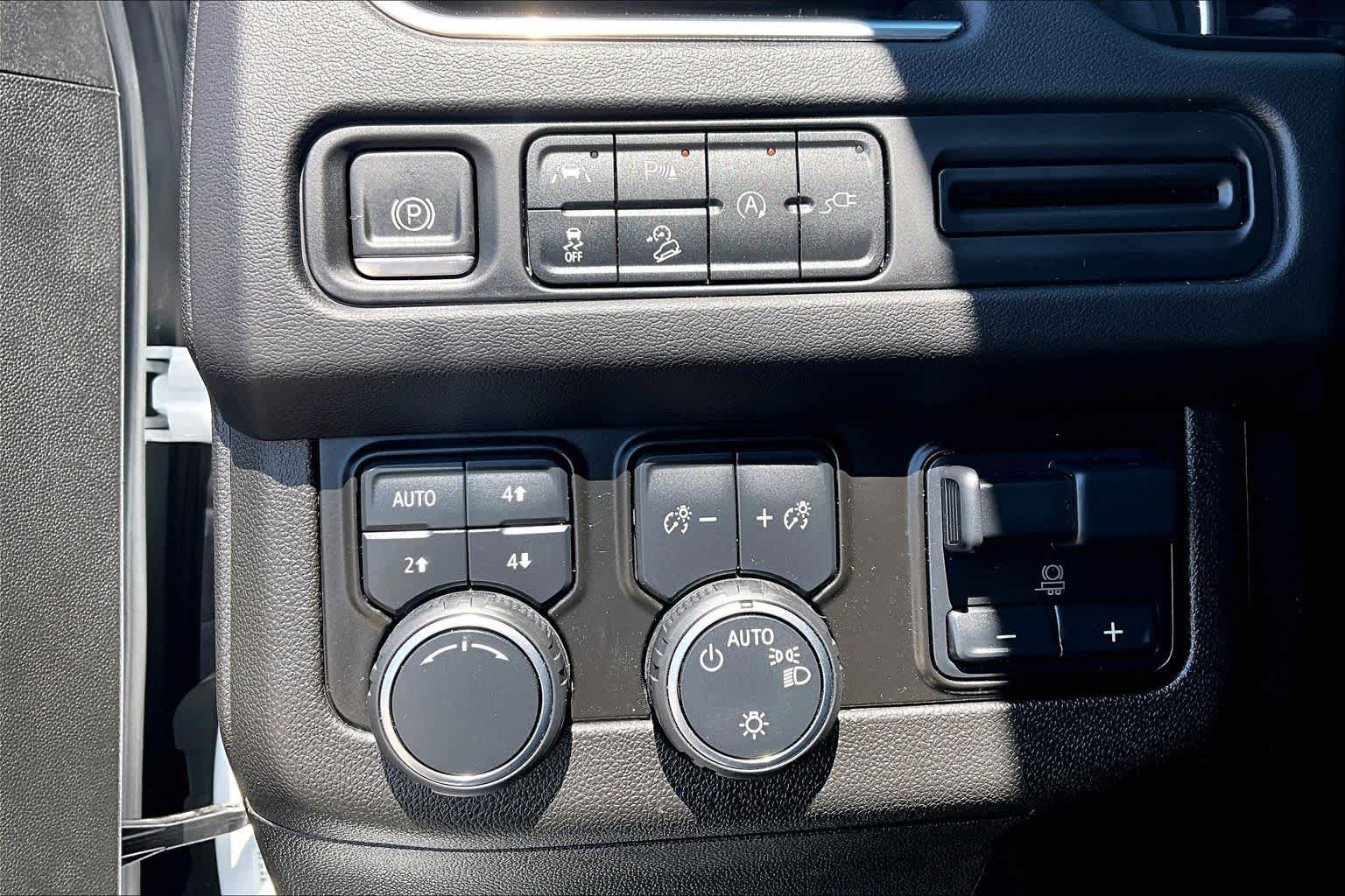 Used 2021 Chevrolet Tahoe Z71 w/ Z71 Signature Package AWD/4WD image 35