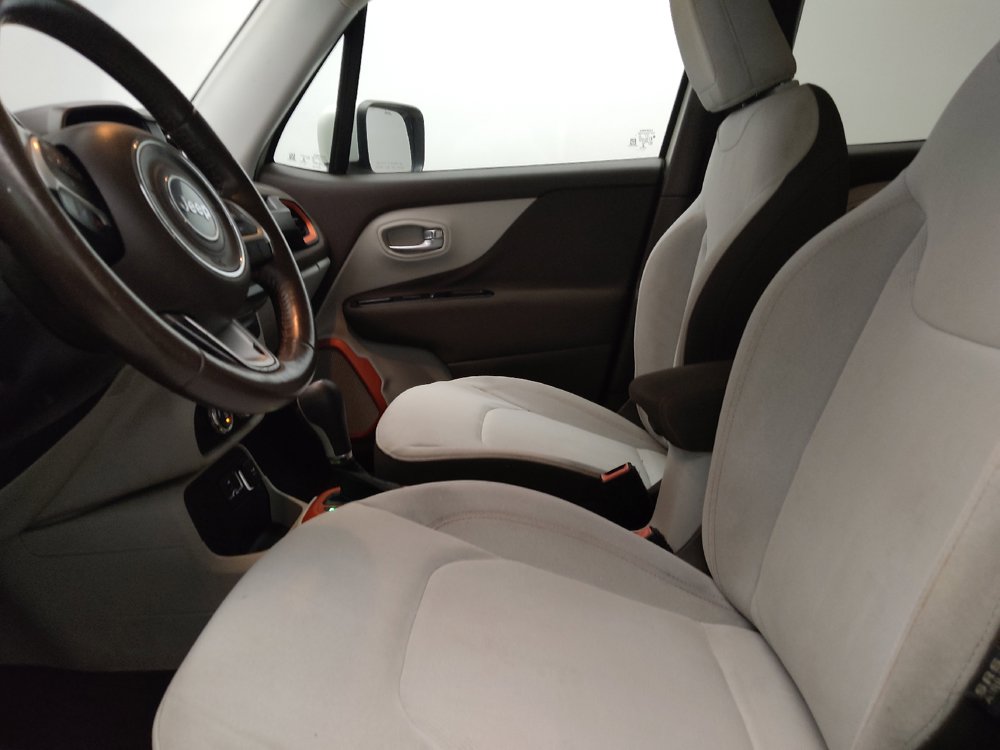 Used 2017 Jeep Renegade Latitude FWD image 17