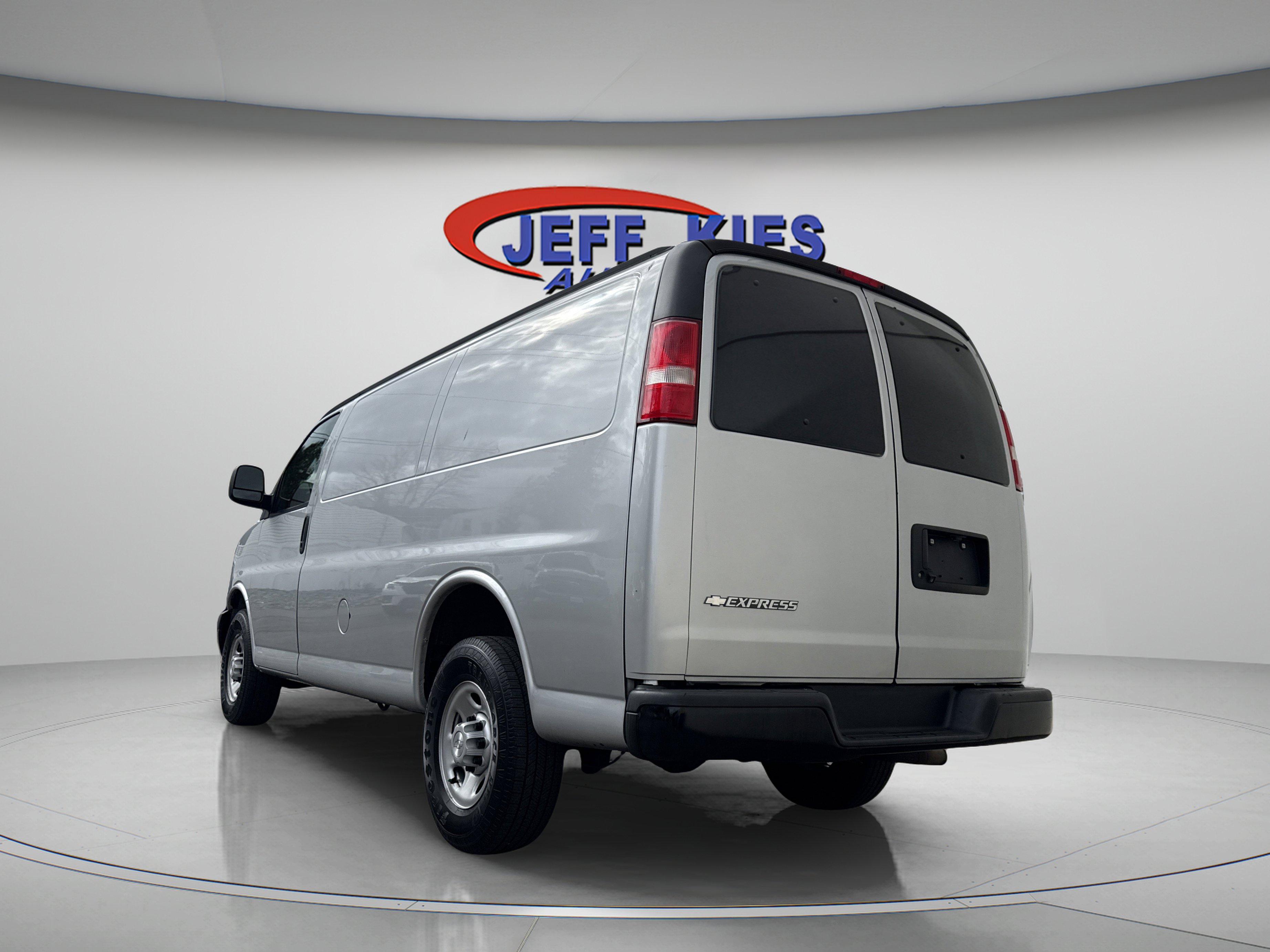 Used 2018 Chevrolet Express 2500 image 5