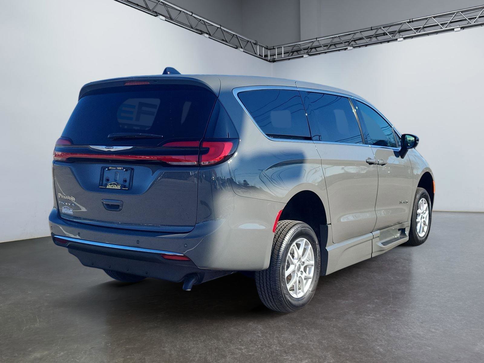 Used 2024 Chrysler Pacifica Touring image 3