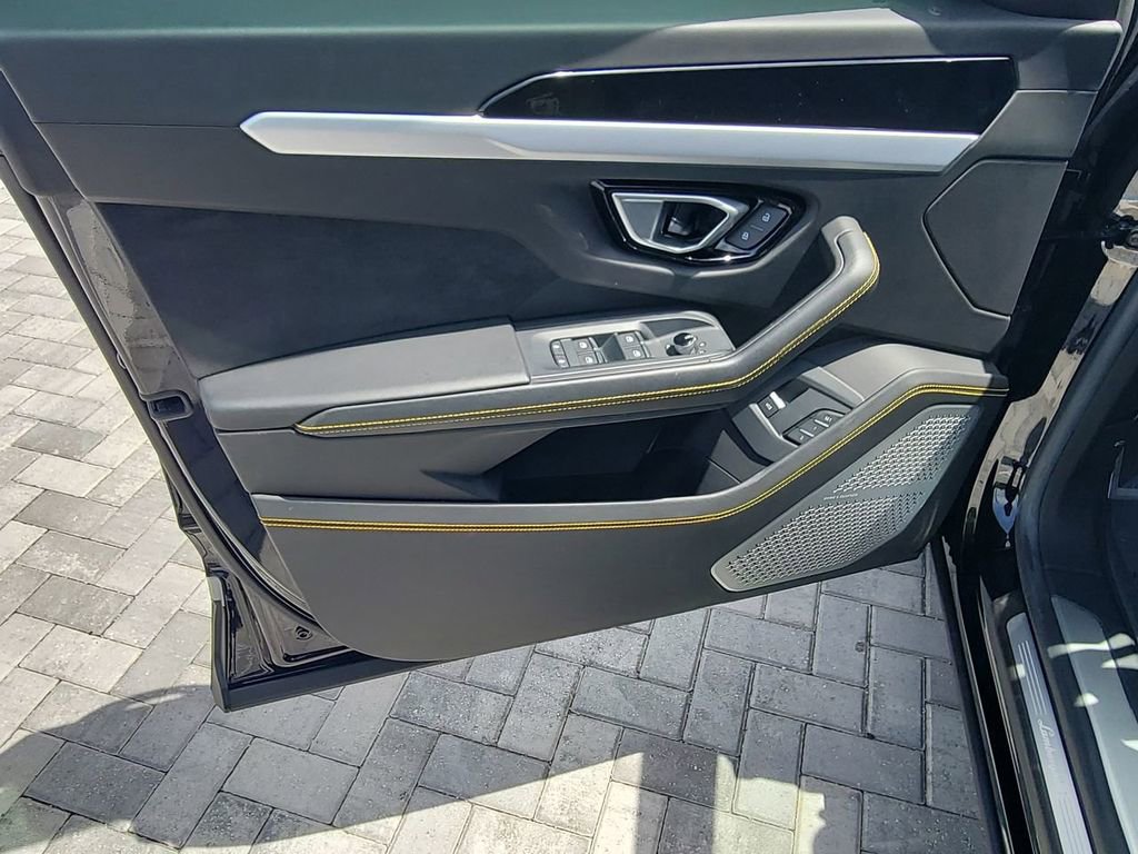 Used 2020 Lamborghini Urus image 23
