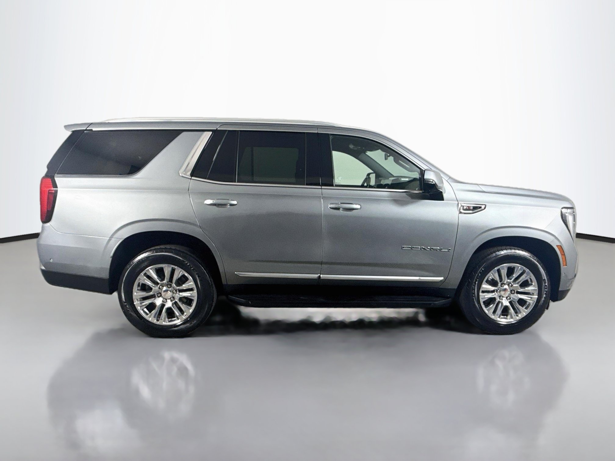 Used 2025 GMC Yukon Denali RWD image 11
