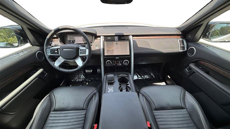 Used 2024 Land Rover Discovery Dynamic SE AWD/4WD image 12