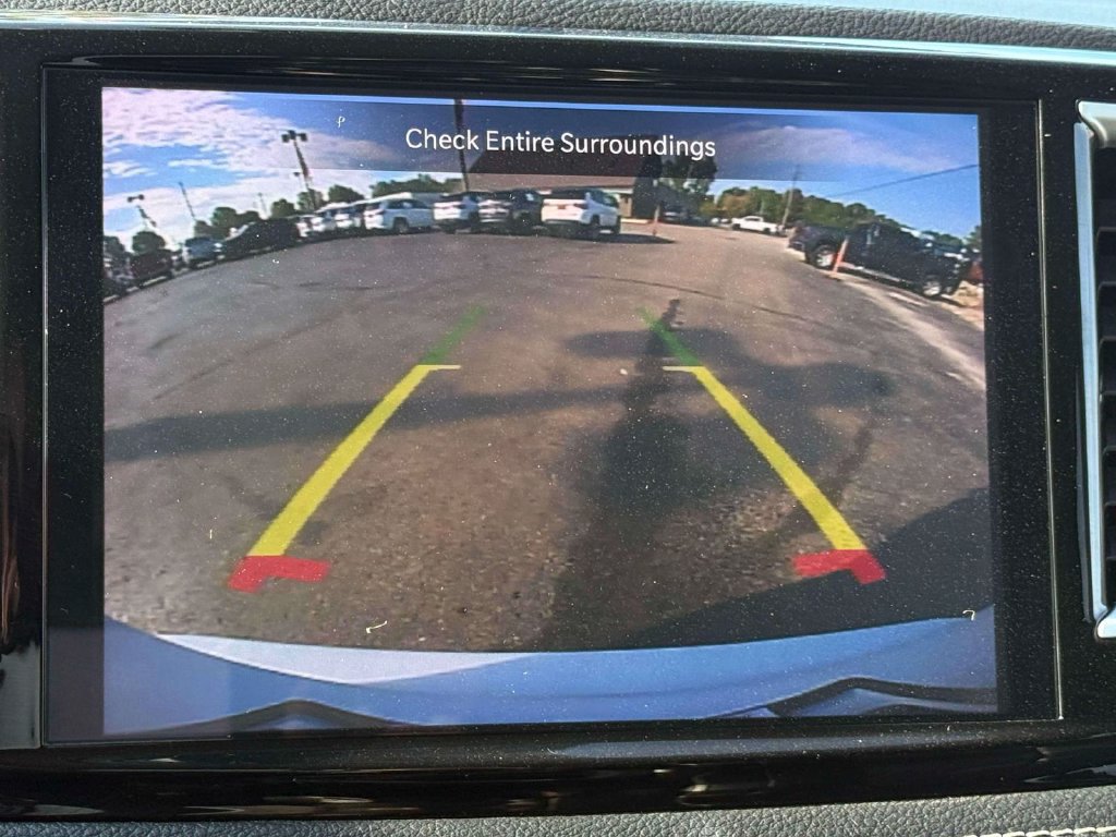 Used 2023 Chrysler Pacifica Limited FWD image 27