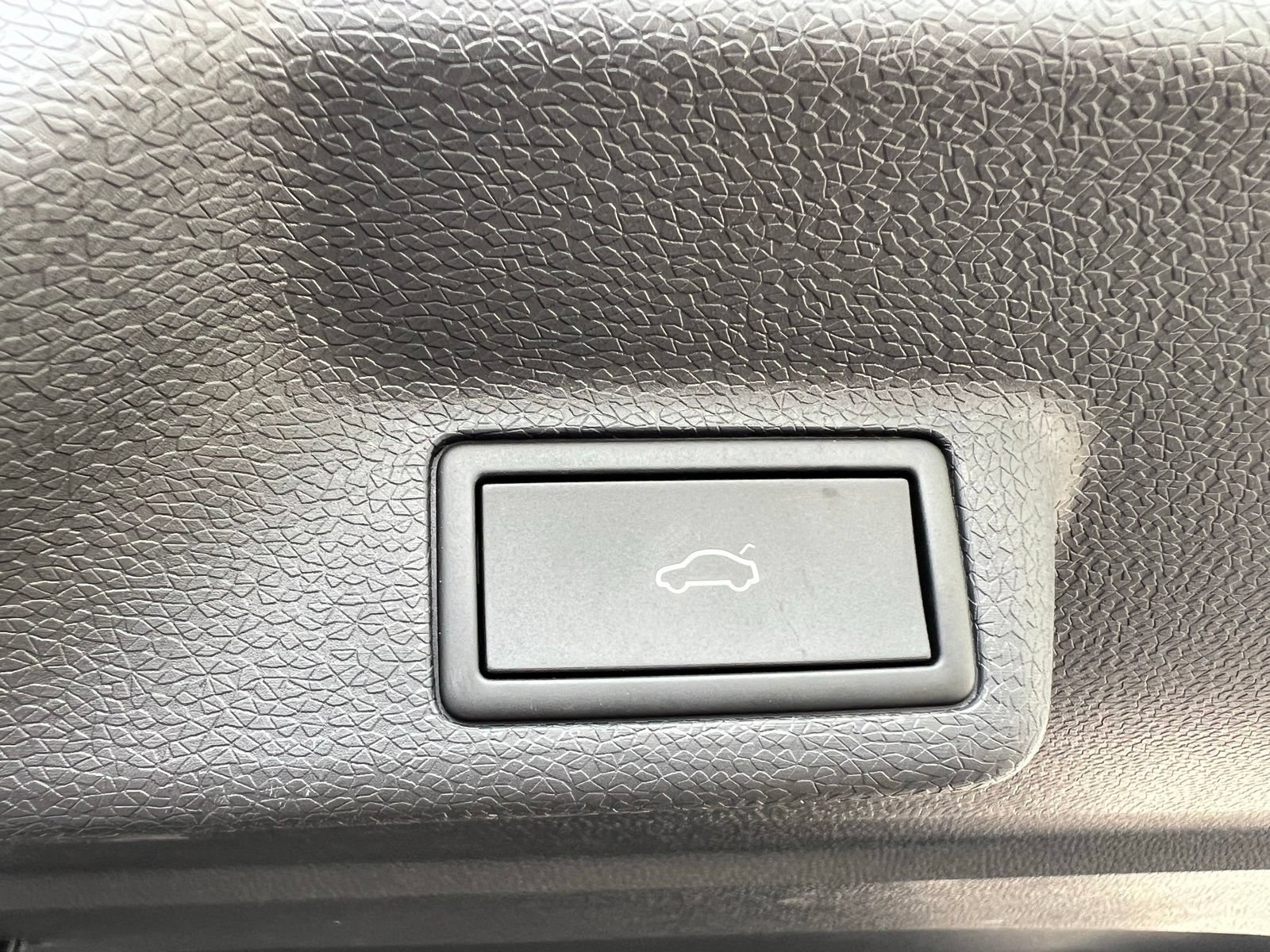 Used 2025 Volkswagen ID. Buzz Pro S RWD image 19