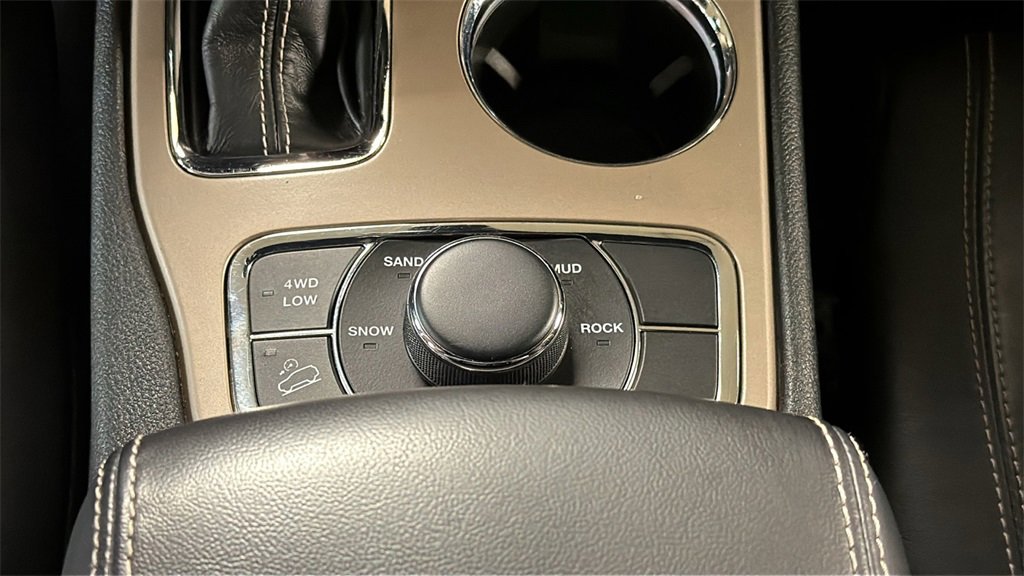 Used 2017 Jeep Grand Cherokee Limited image 24