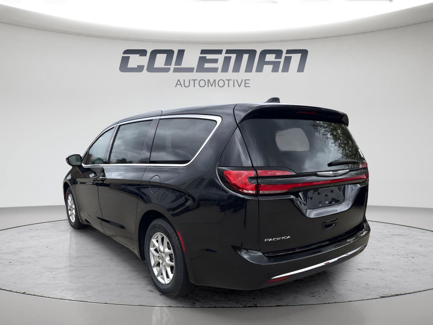 Used 2023 Chrysler Pacifica Touring-L FWD image 4