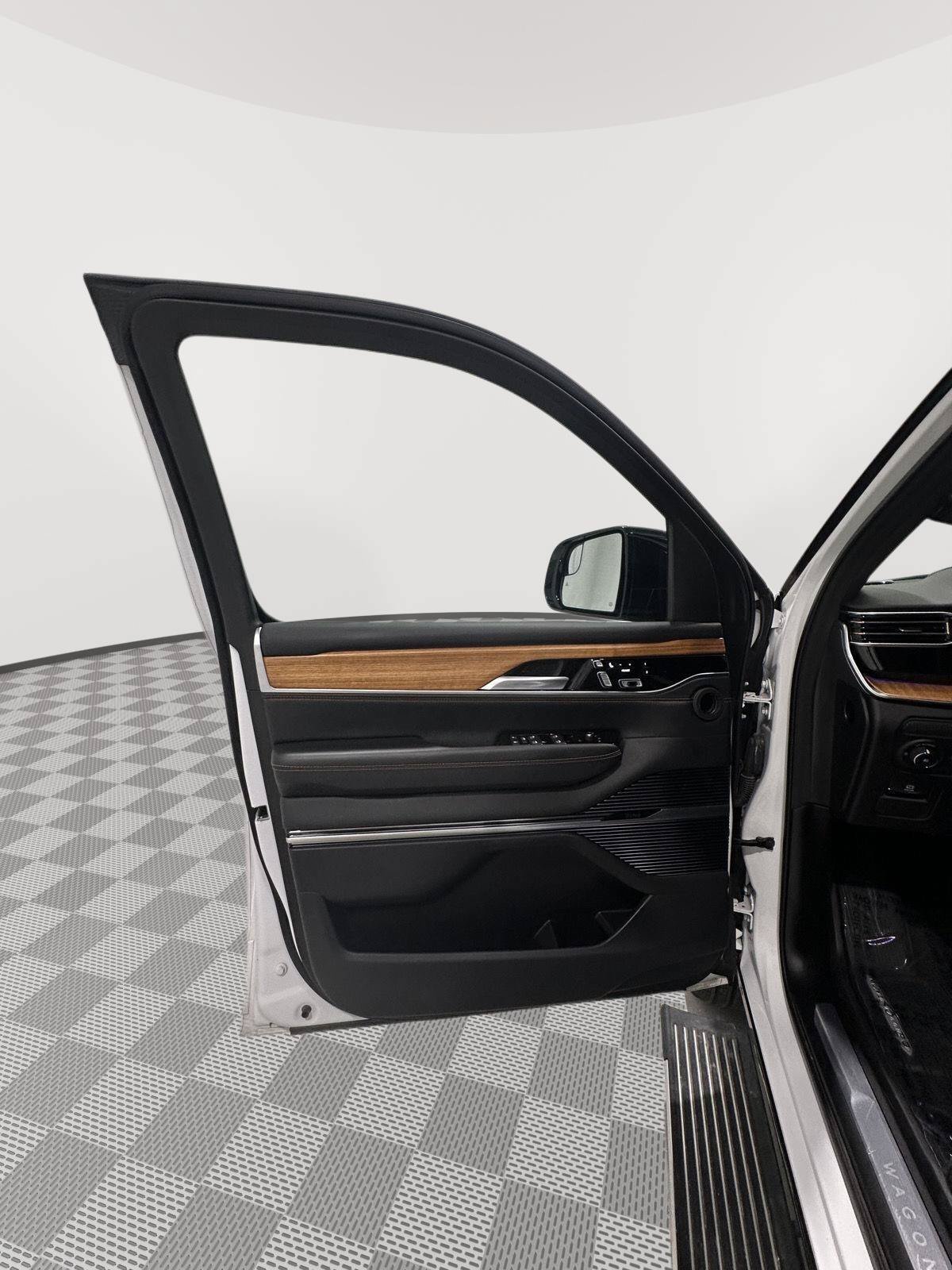 Used 2025 Jeep Grand Wagoneer L Series III w/ Rear-Seat Entertainment Group AWD/4WD image 18
