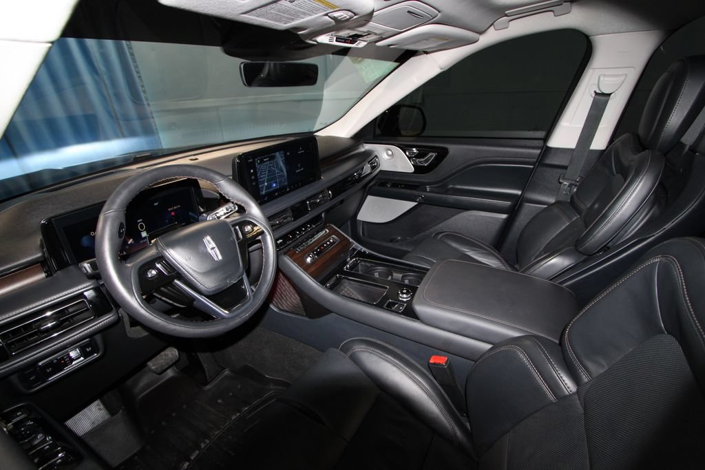 Used 2025 Lincoln Aviator Reserve w/ Luxury Package AWD/4WD image 2