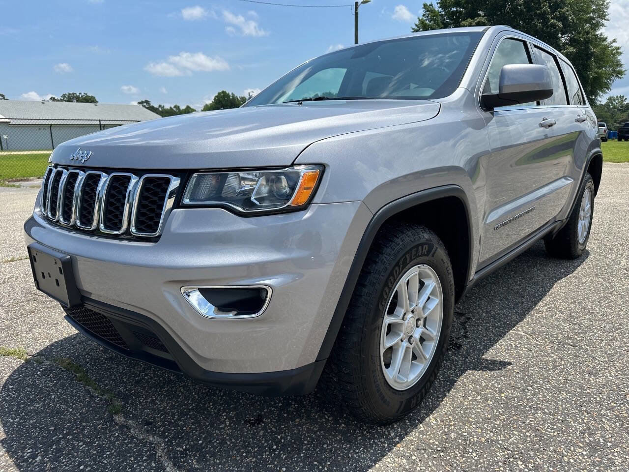 Used 2019 Jeep Grand Cherokee Laredo image 4
