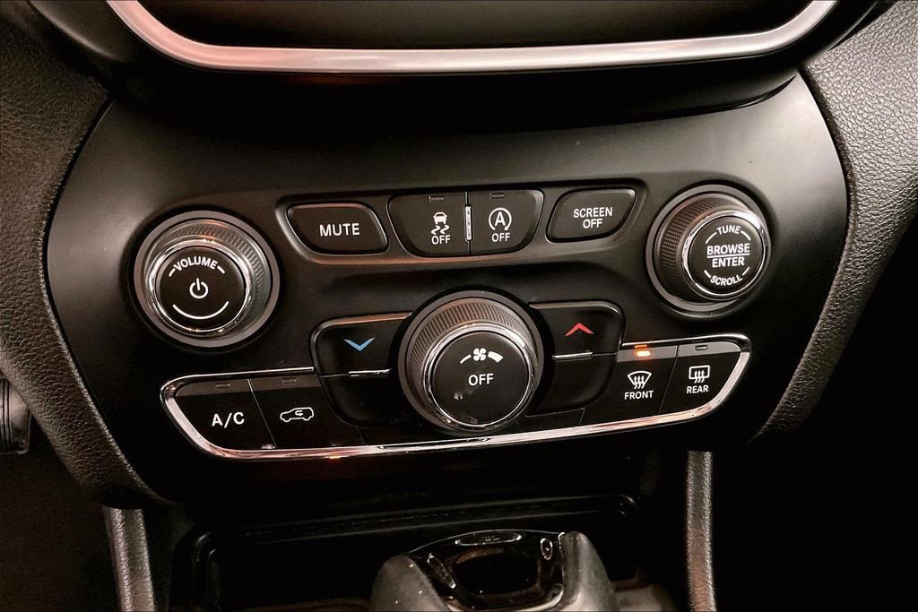 Used 2021 Jeep Cherokee Latitude Plus image 12