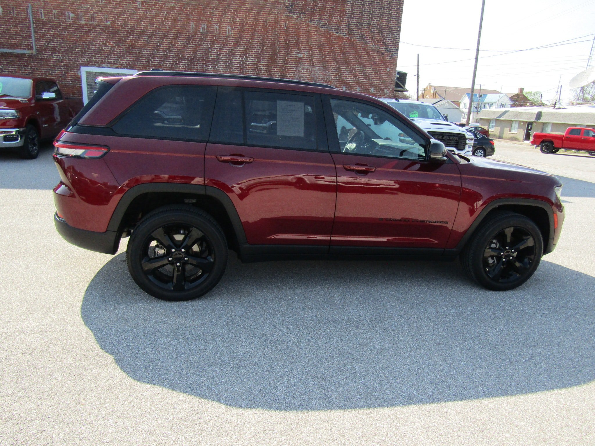 Used 2024 Jeep Grand Cherokee Altitude AWD/4WD image 2