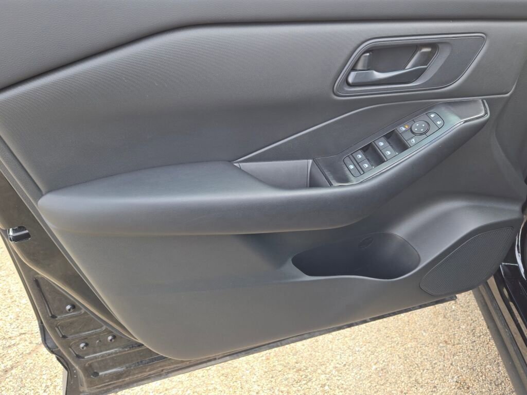 Used 2025 Nissan Rogue S image 19