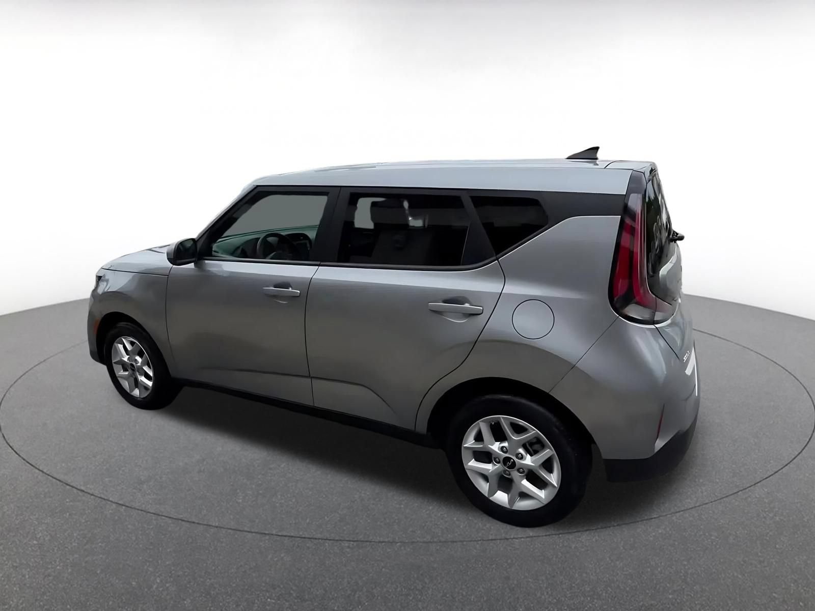Used 2025 Kia Soul LX w/ LX Technology Package FWD image 10